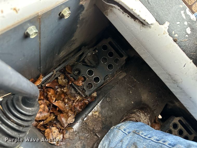 image for item EK9842 2003 Bobcat S220  skid steer loader