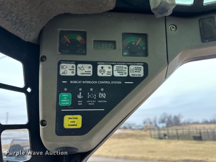 image for item EK9842 2003 Bobcat S220  skid steer loader