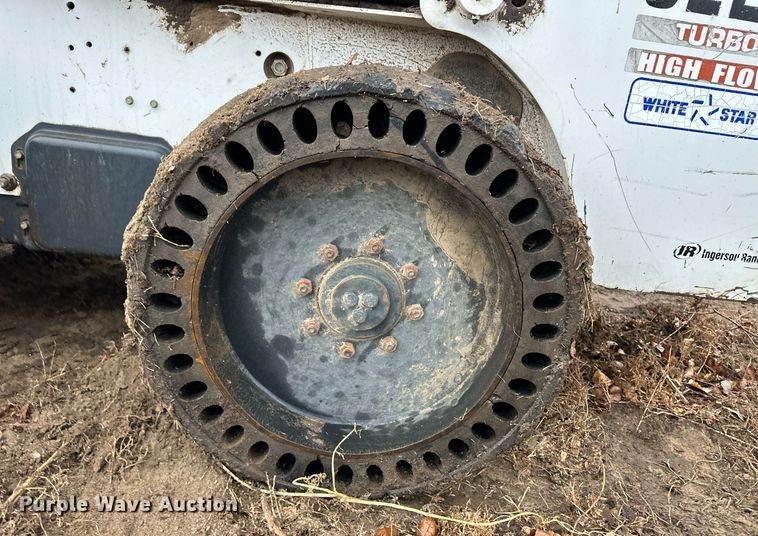 image for item EK9842 2003 Bobcat S220  skid steer loader