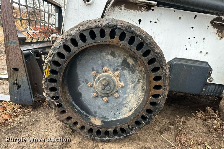 image for item EK9842 2003 Bobcat S220  skid steer loader