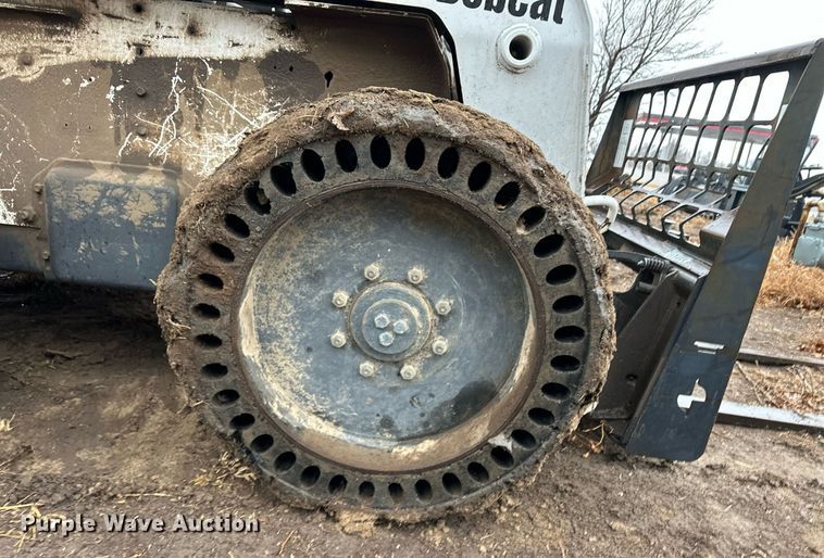 image for item EK9842 2003 Bobcat S220  skid steer loader