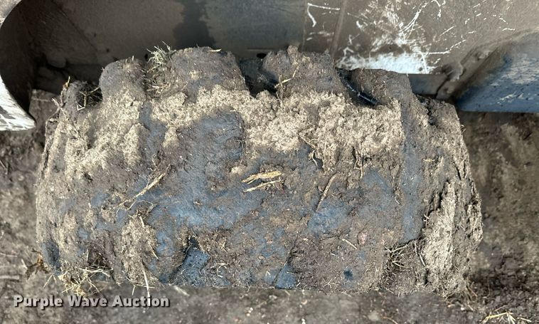 image for item EK9842 2003 Bobcat S220  skid steer loader