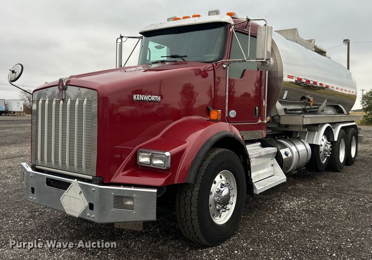 image for item KH9686 2015 Kenworth T800 tank truck