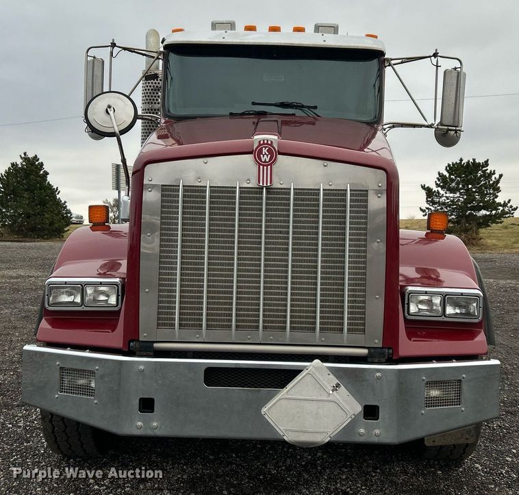 image for item KH9686 2015 Kenworth T800 tank truck