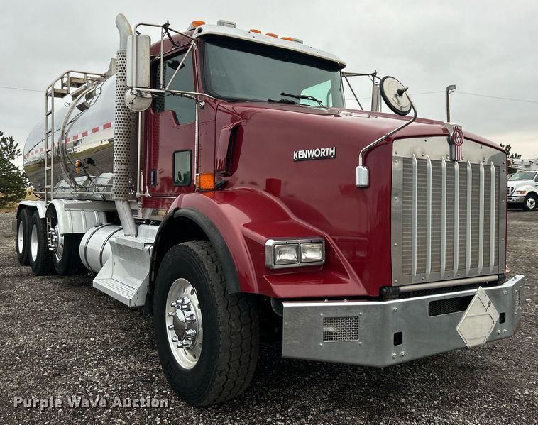 image for item KH9686 2015 Kenworth T800 tank truck