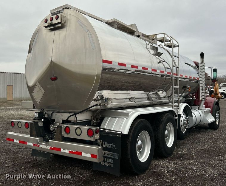 image for item KH9686 2015 Kenworth T800 tank truck