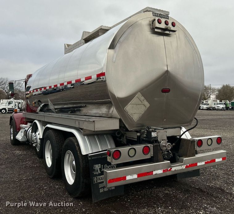 image for item KH9686 2015 Kenworth T800 tank truck