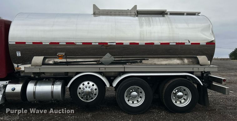 image for item KH9686 2015 Kenworth T800 tank truck
