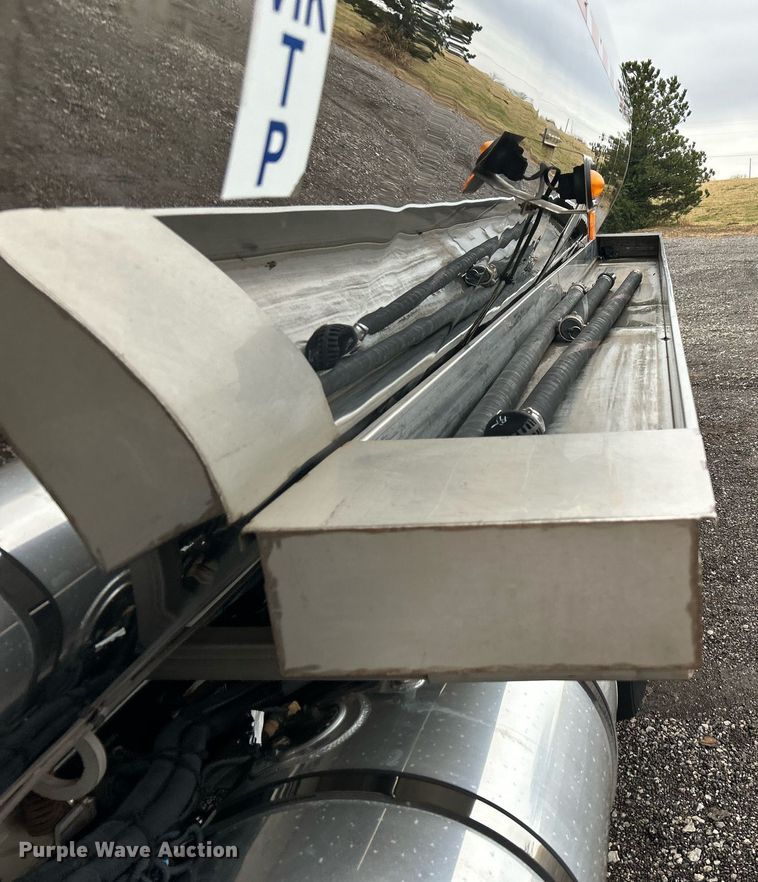 image for item KH9686 2015 Kenworth T800 tank truck