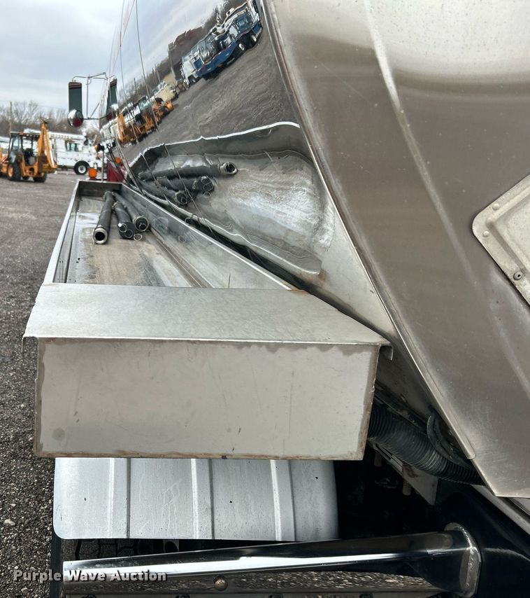 image for item KH9686 2015 Kenworth T800 tank truck