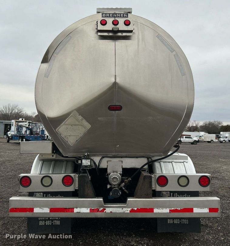 image for item KH9686 2015 Kenworth T800 tank truck