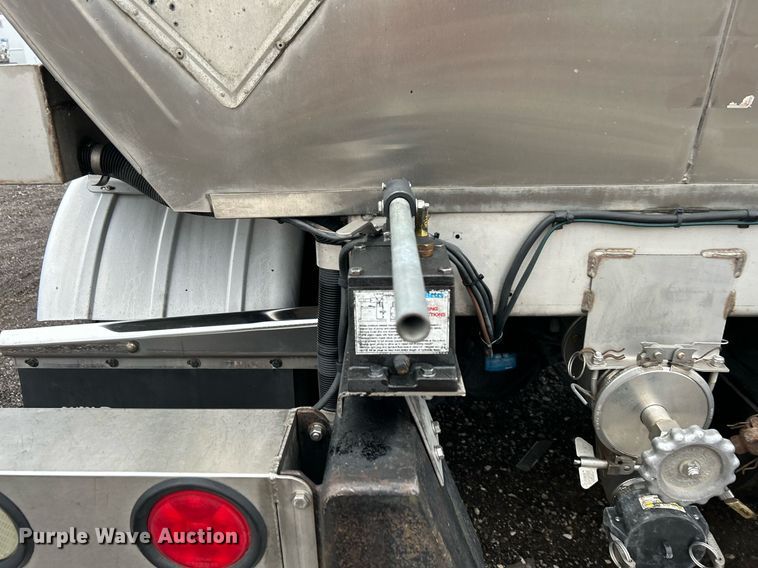 image for item KH9686 2015 Kenworth T800 tank truck