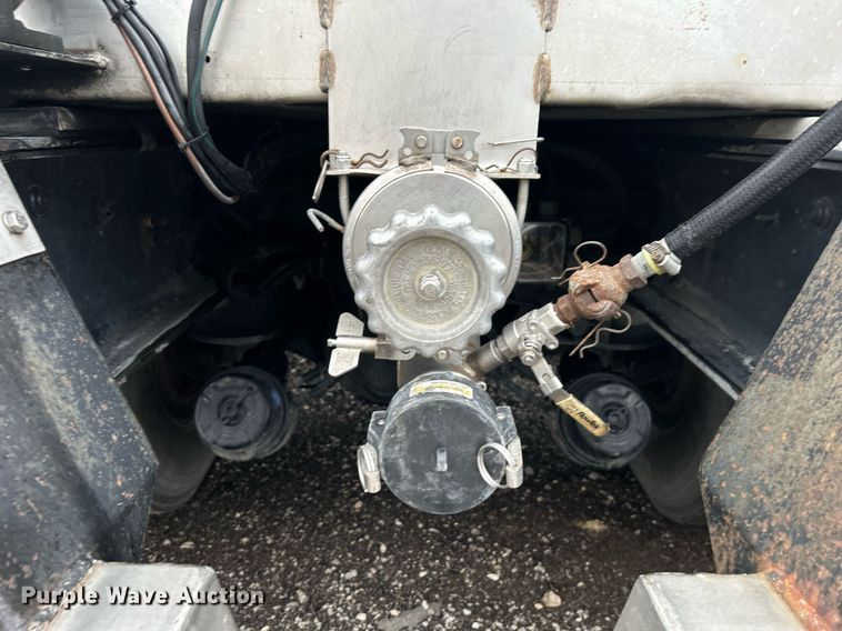 image for item KH9686 2015 Kenworth T800 tank truck