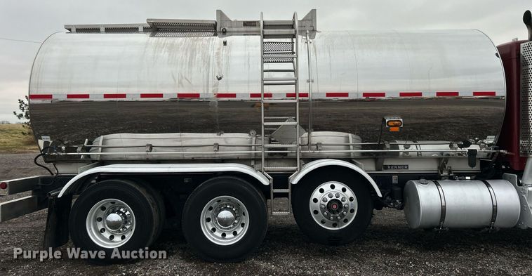 image for item KH9686 2015 Kenworth T800 tank truck