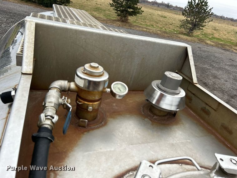 image for item KH9686 2015 Kenworth T800 tank truck