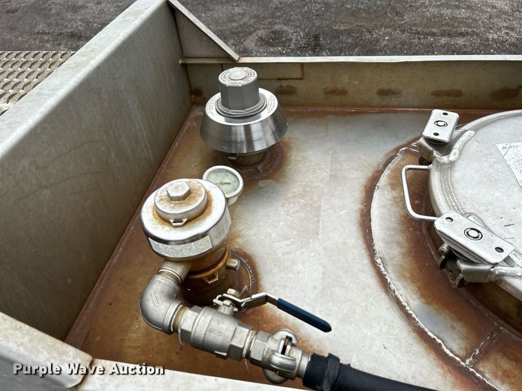 image for item KH9686 2015 Kenworth T800 tank truck