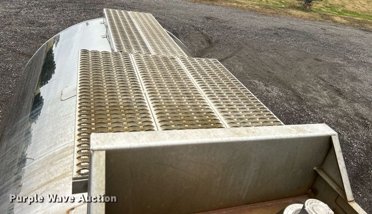 image for item KH9686 2015 Kenworth T800 tank truck