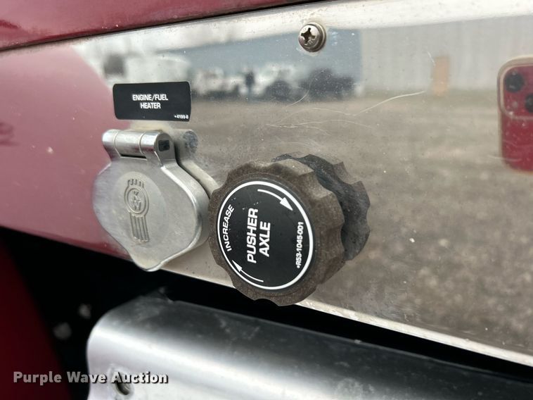 image for item KH9686 2015 Kenworth T800 tank truck