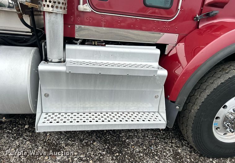 image for item KH9686 2015 Kenworth T800 tank truck