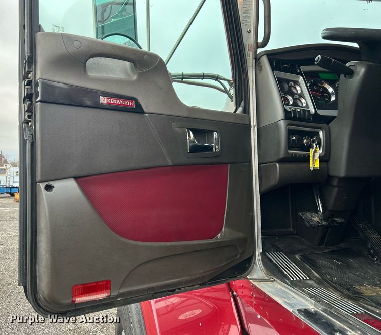 image for item KH9686 2015 Kenworth T800 tank truck