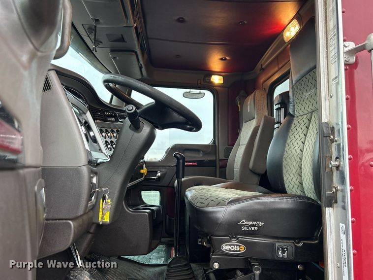 image for item KH9686 2015 Kenworth T800 tank truck