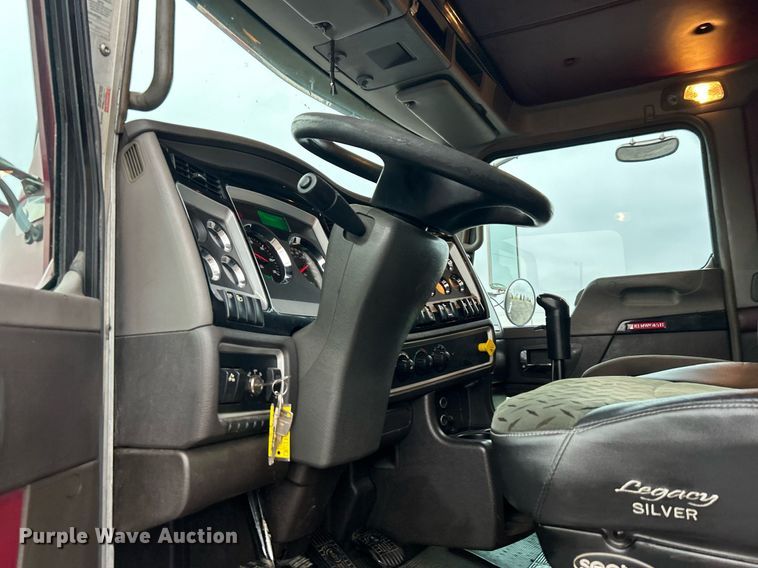 image for item KH9686 2015 Kenworth T800 tank truck