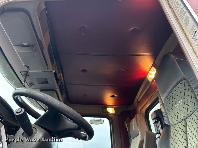 image for item KH9686 2015 Kenworth T800 tank truck