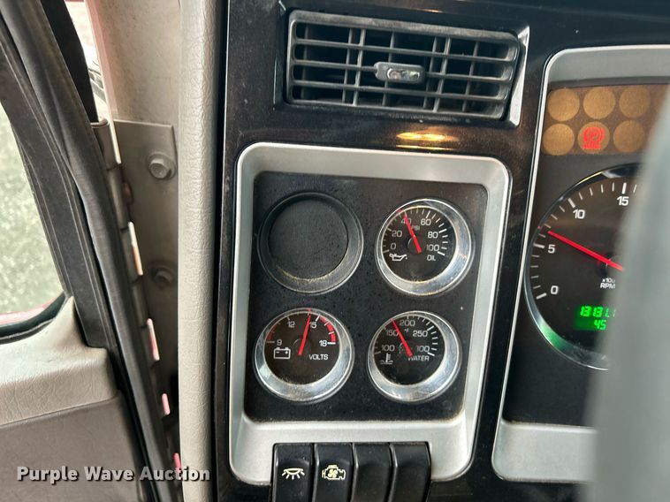 image for item KH9686 2015 Kenworth T800 tank truck