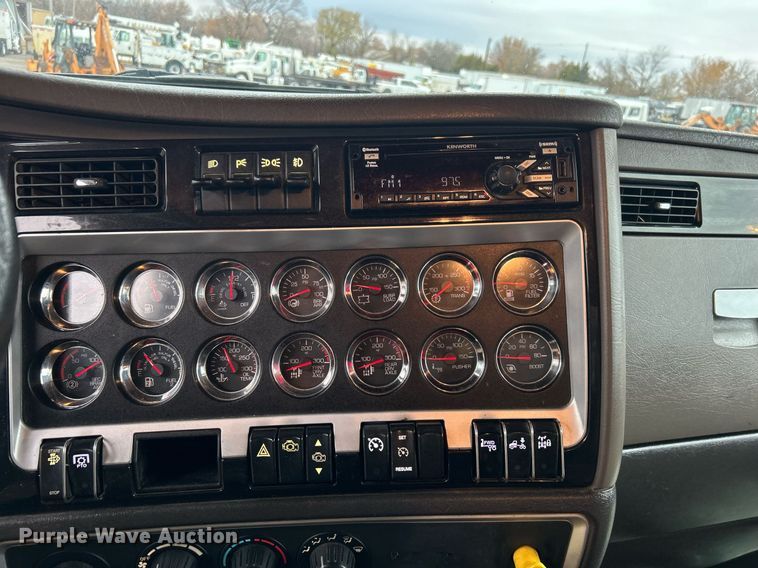 image for item KH9686 2015 Kenworth T800 tank truck