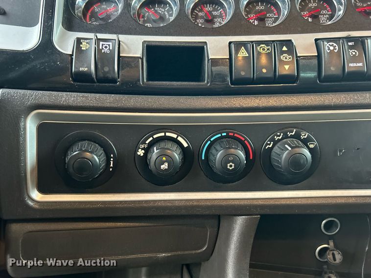 image for item KH9686 2015 Kenworth T800 tank truck