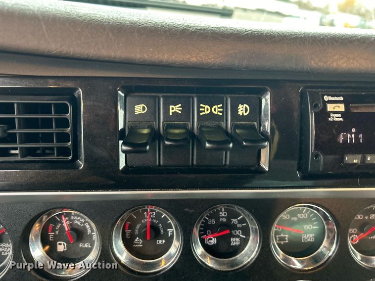 image for item KH9686 2015 Kenworth T800 tank truck