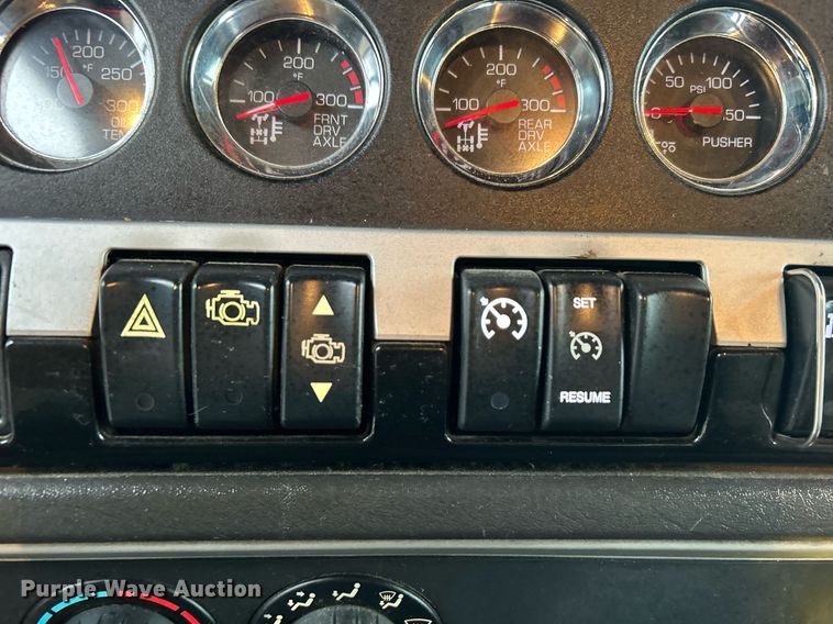 image for item KH9686 2015 Kenworth T800 tank truck