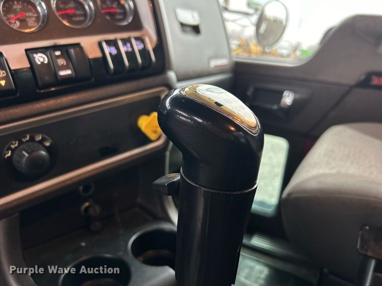 image for item KH9686 2015 Kenworth T800 tank truck