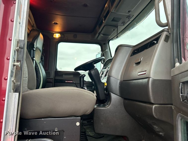 image for item KH9686 2015 Kenworth T800 tank truck