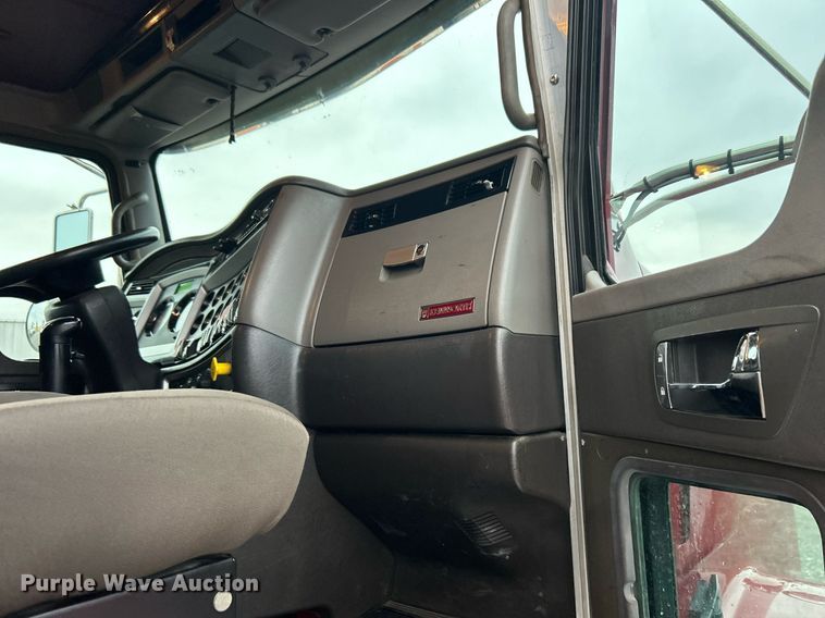 image for item KH9686 2015 Kenworth T800 tank truck