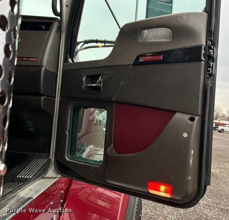 image for item KH9686 2015 Kenworth T800 tank truck