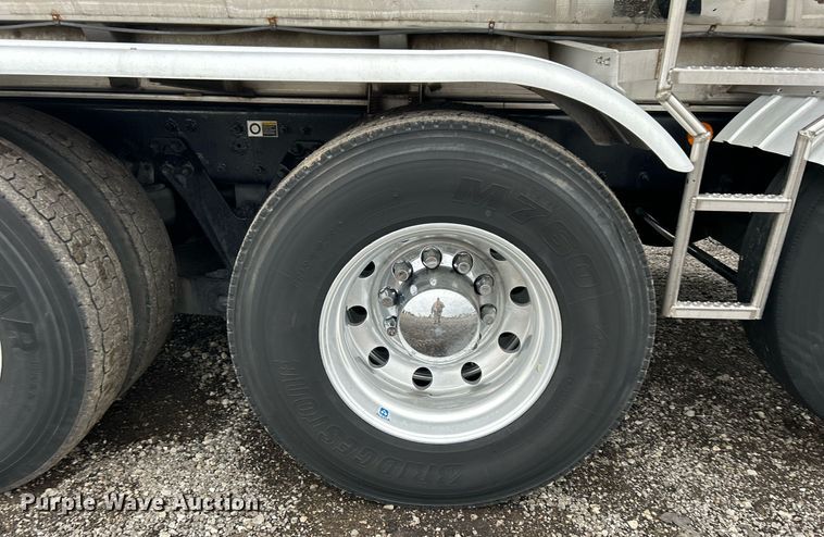 image for item KH9686 2015 Kenworth T800 tank truck