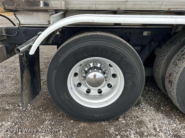 image for item KH9686 2015 Kenworth T800 tank truck