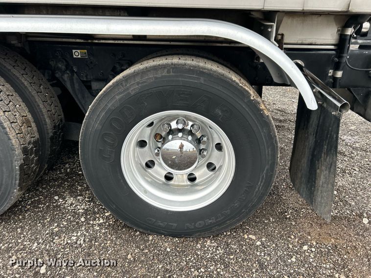 image for item KH9686 2015 Kenworth T800 tank truck