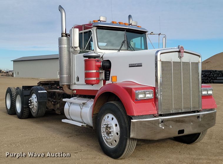 image for item KT9924 2004 Kenworth W900  semi truck