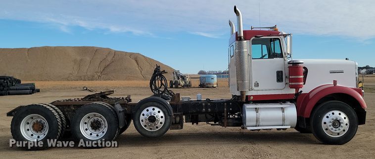 image for item KT9924 2004 Kenworth W900  semi truck