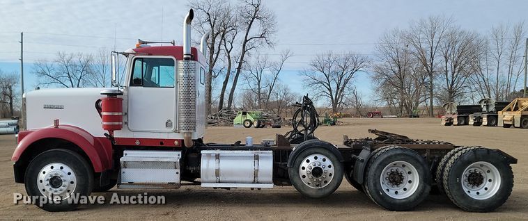 image for item KT9924 2004 Kenworth W900  semi truck