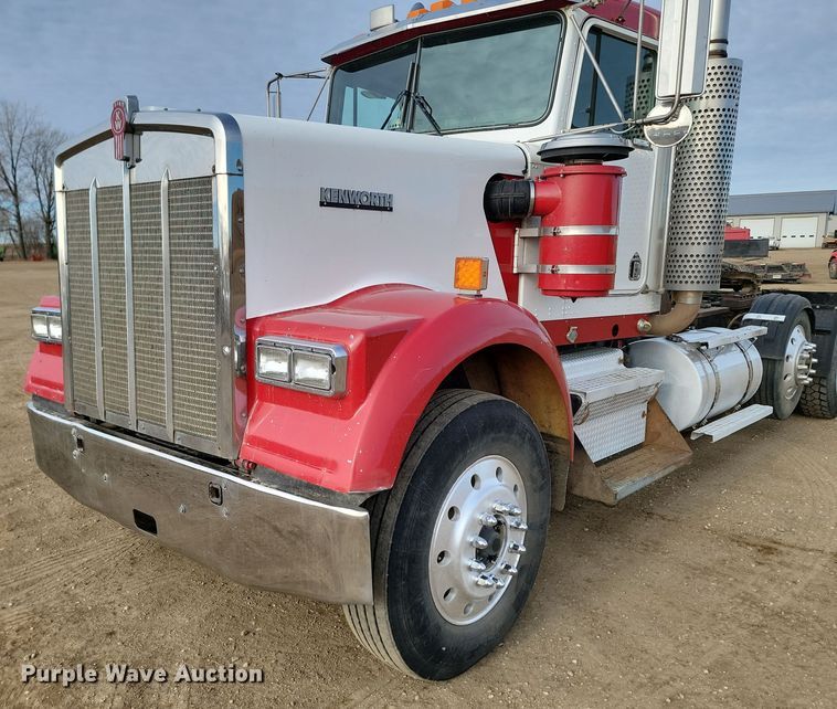 image for item KT9924 2004 Kenworth W900  semi truck