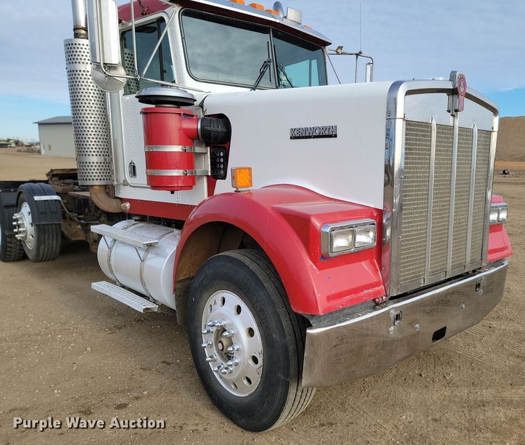 image for item KT9924 2004 Kenworth W900  semi truck
