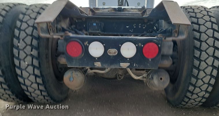 image for item KT9924 2004 Kenworth W900  semi truck