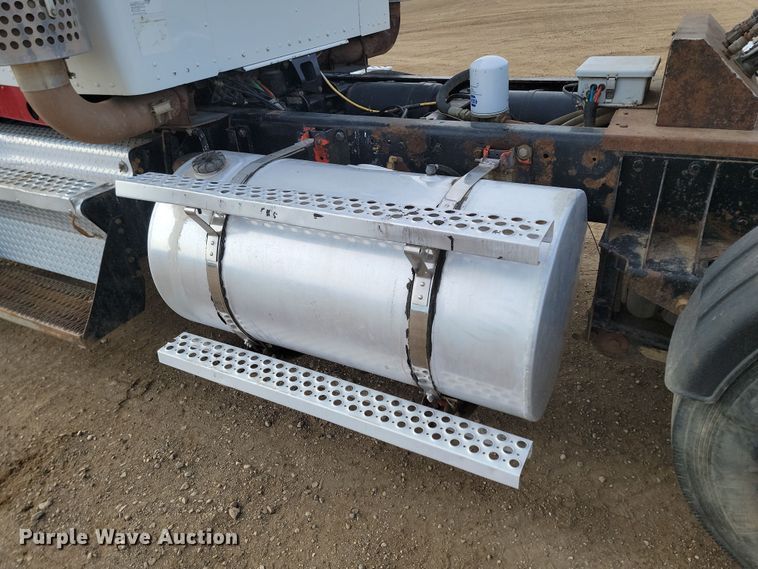 image for item KT9924 2004 Kenworth W900  semi truck