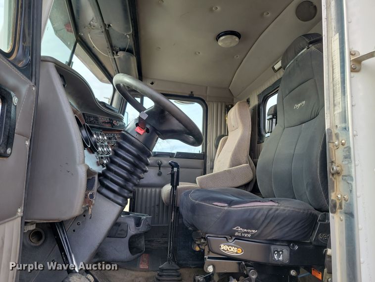 image for item KT9924 2004 Kenworth W900  semi truck