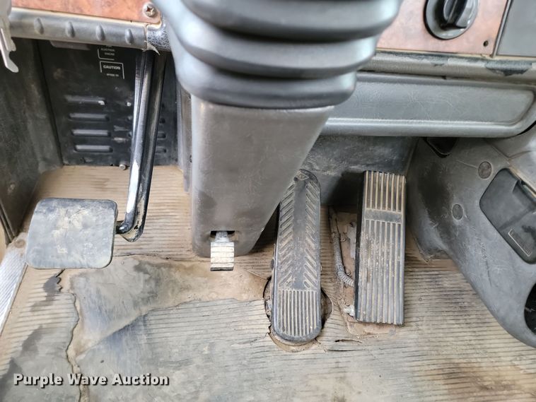 image for item KT9924 2004 Kenworth W900  semi truck