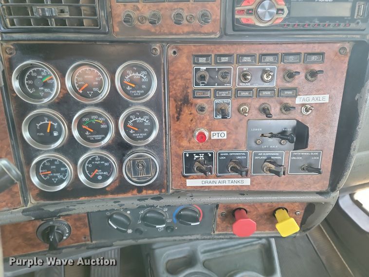 image for item KT9924 2004 Kenworth W900  semi truck