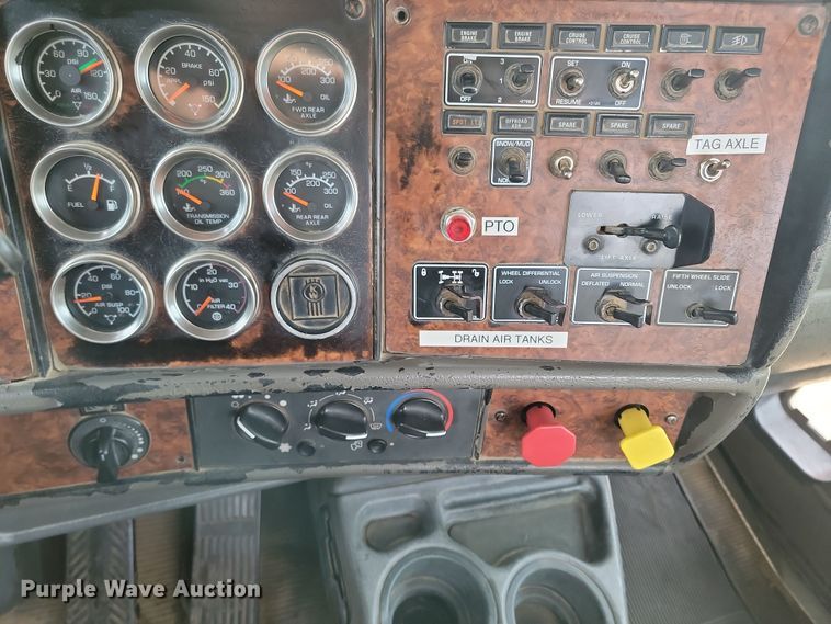 image for item KT9924 2004 Kenworth W900  semi truck